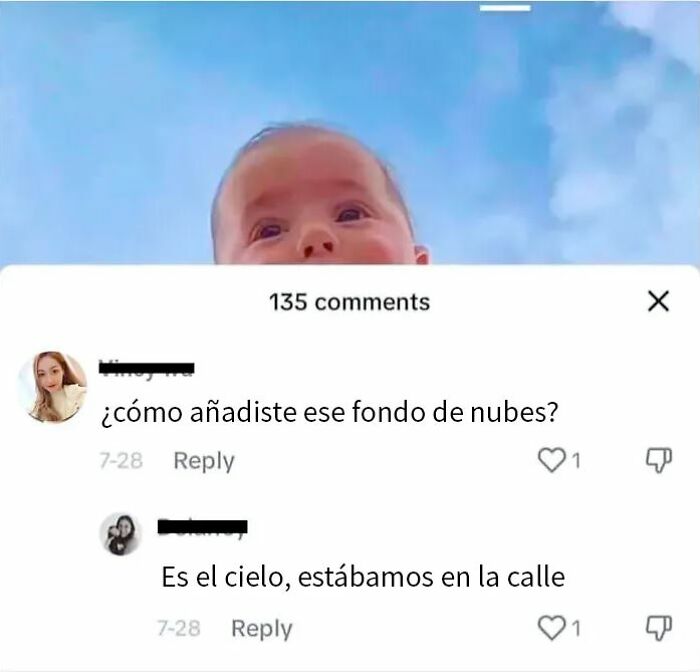 Bebé con fondo de cielo azul y conversación viral en comentarios de publicaciones estúpidas y risibles en redes sociales.
