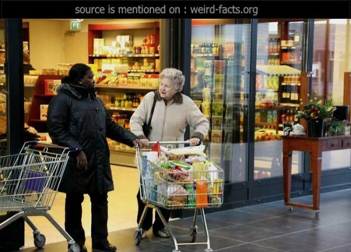 Dos mujeres con carritos de supermercado conversando frente a tienda, ilustrando datos e historias interesantes de todo el mundo.