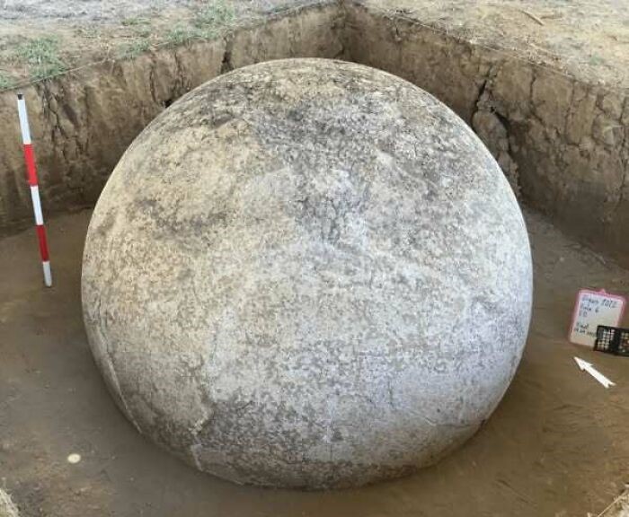Esfera de piedra gigante excavada, uno de los datos históricos interesantes descubiertos en zonas arqueológicas antiguas.