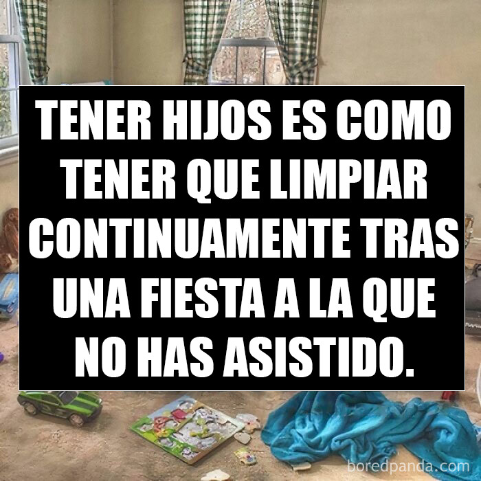 Meme divertido sobre madres mostrando lo absurdo de la crianza de los hijos con desorden y ropa en el suelo.