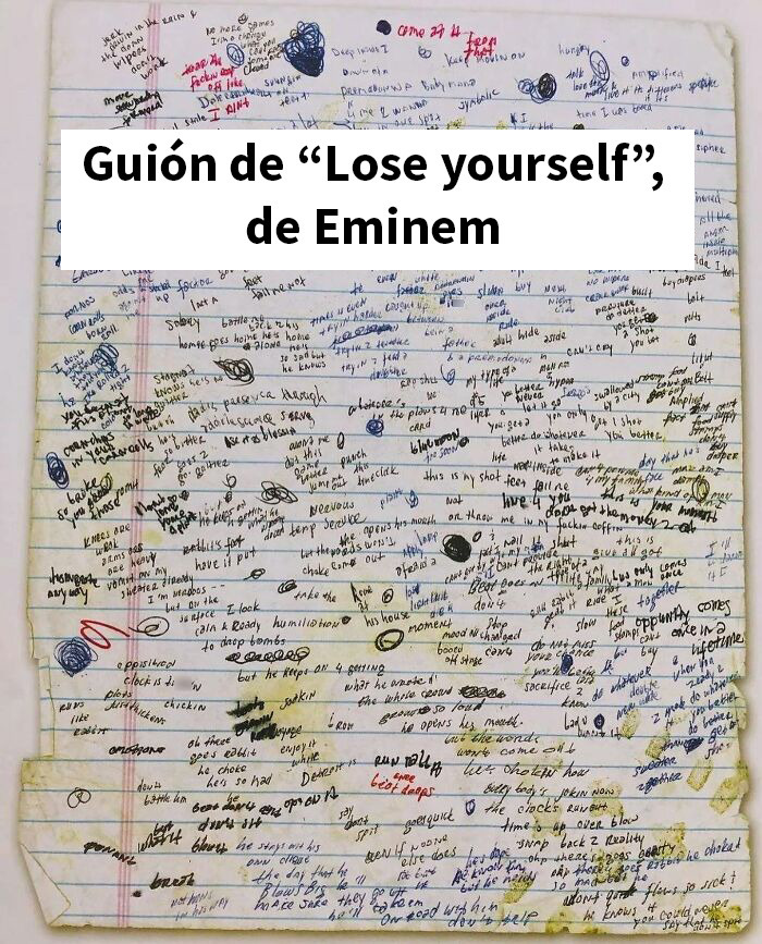 Página con publicaciones bastante interesantes, con texto manuscrito y anotaciones en una hoja arrugada sobre música.