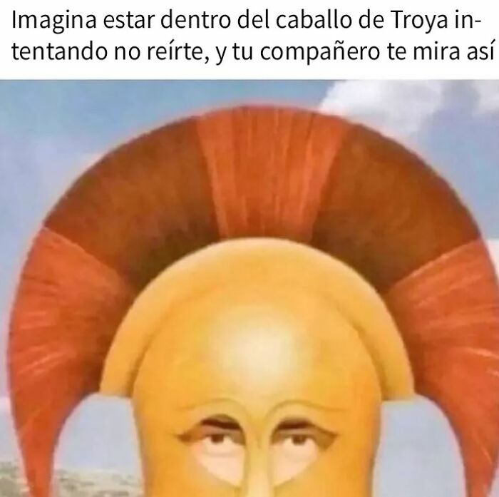 Hombre con casco de caballo de Troya intentando no reírse, meme divertido y caótico para echarse unas risas.
