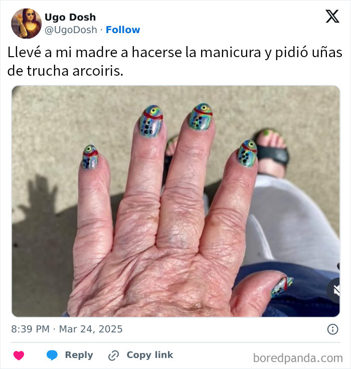 Mano con uñas decoradas en estilo trucha arcoíris, un ejemplo divertido y caótico para echarse unas risas.