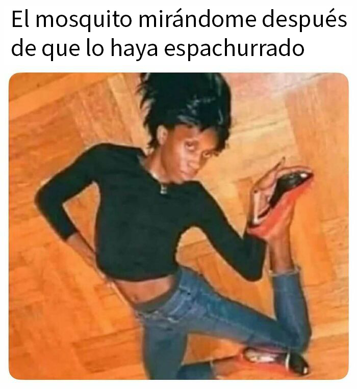 Persona en pose cómica y exagerada simulando la mirada de un mosquito después de ser aplastado en memes divertidos y caóticos.