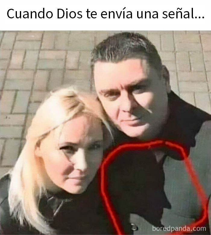 Pareja posando para selfie con sombra formando perfil, meme divertido y caótico para echarse unas risas.
