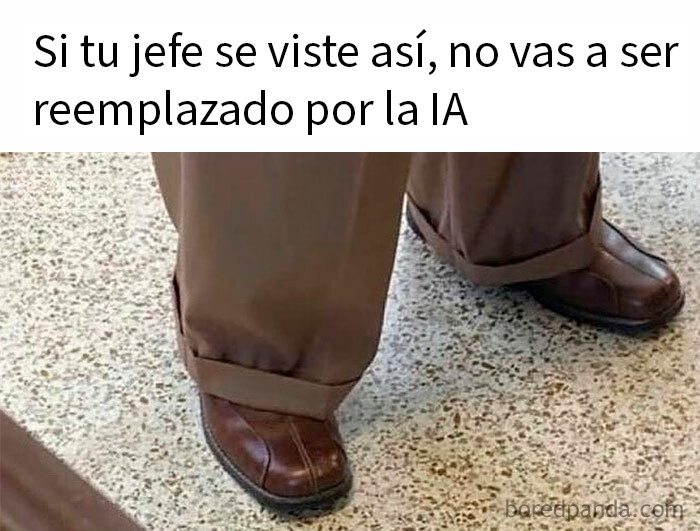 Zapatos y pantalones anchos en meme divertido y caótico que invita a echarse unas risas sobre jefe y IA.