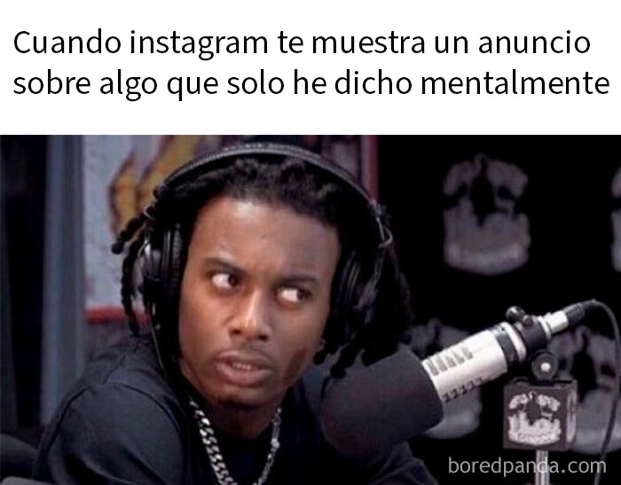 Hombre con audífonos en estudio de grabación, expresión sorprendida, meme divertido y caótico para echarse unas risas.