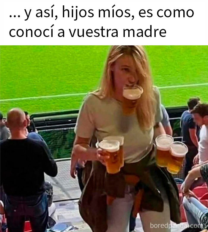 Mujer en estadio sosteniendo varias cervezas de forma caótica, imagen divertida para memes divertidos y caóticos.