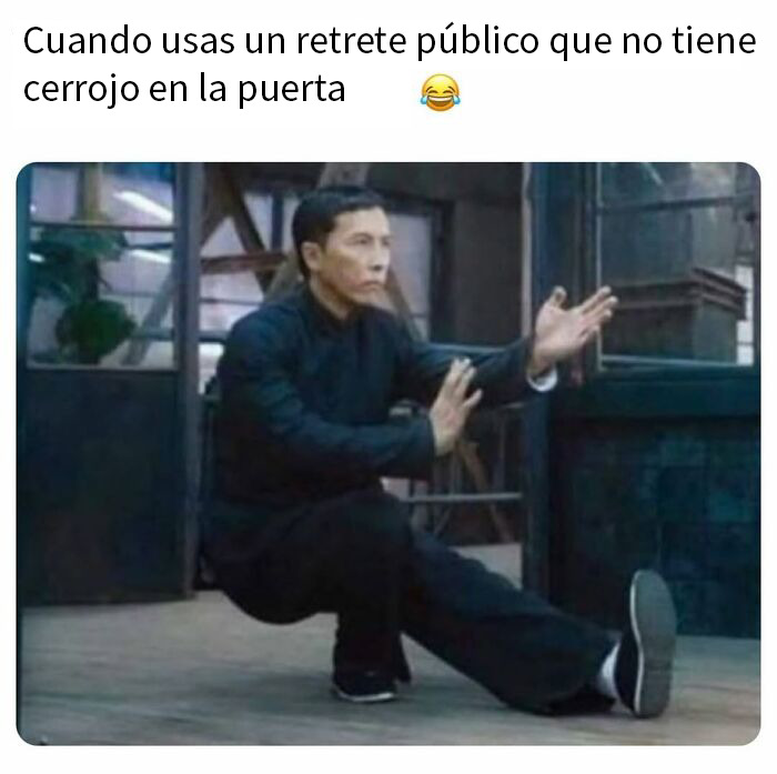 Hombre practicando artes marciales dentro de un baño público sin cerrojo en la puerta, meme divertido y caótico.