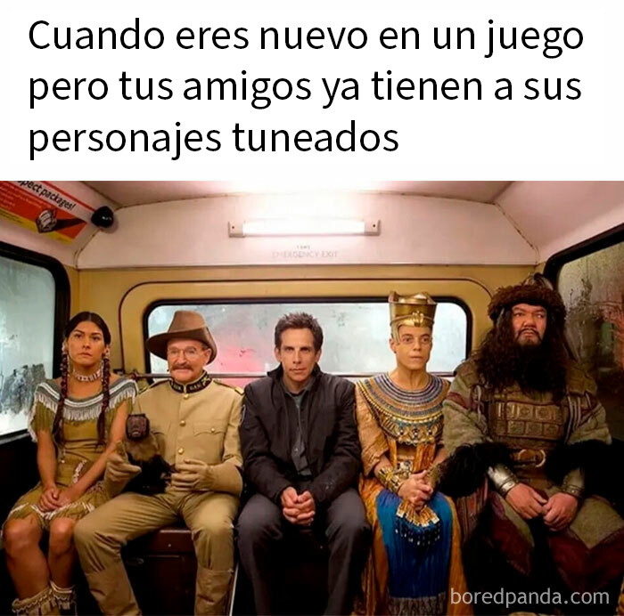 Personajes con disfraces elaborados y variados, representando memes divertidos y caóticos para entretener y echarse unas risas.