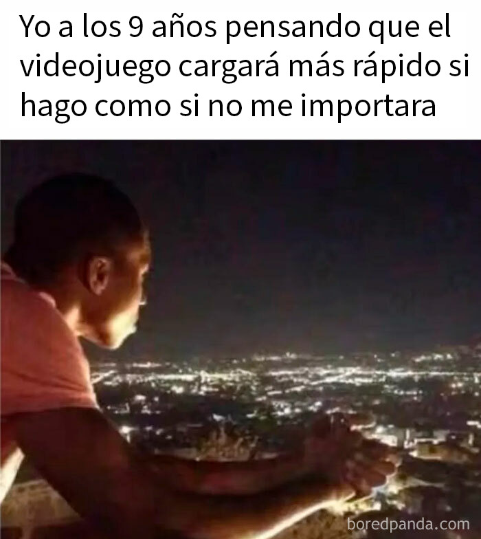 Niño de 9 años mirando una ciudad de noche, pensando que el videojuego cargará más rápido sin importar meme divertido caótico.
