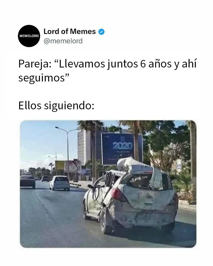 Memes divertidos sobre relaciones con coche destrozado tras seis años juntos en la carretera bajo sol y palmeras.