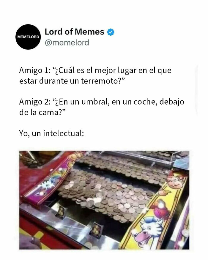 Memes divertidos sobre todo y nada con un juego de monedas y diálogo cómico entre amigos sobre terremotos e inteligencia.