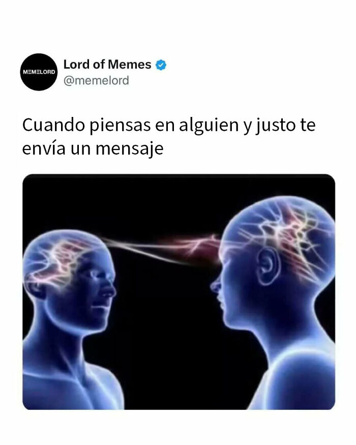 Memes divertidos sobre conexión mental entre dos personas cuando piensan una en la otra y reciben mensaje simultáneo.