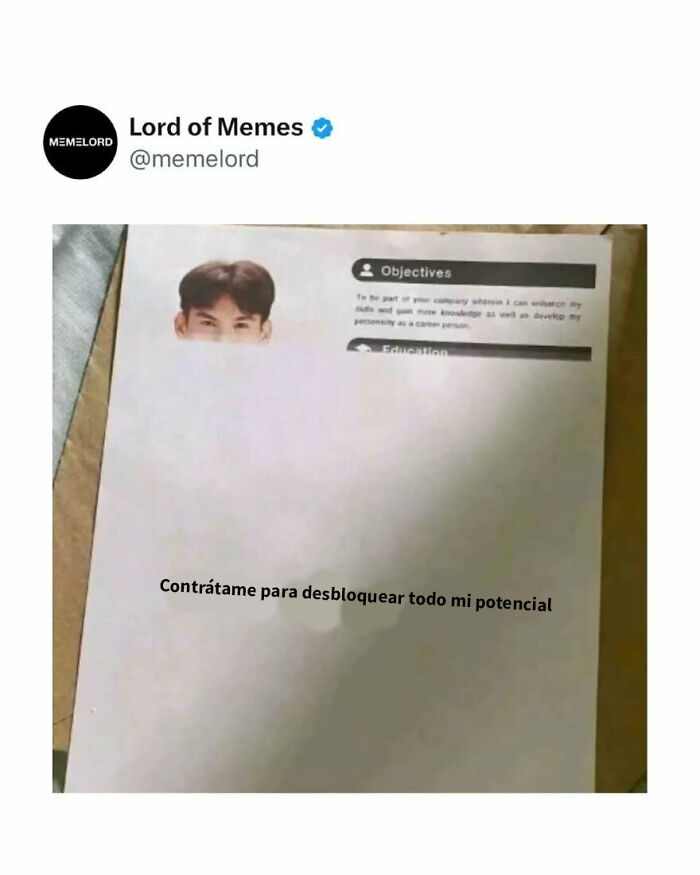 Hombre asomándose detrás de hoja con texto divertido, meme sobre todo y nada para hacerte reír en redes sociales.