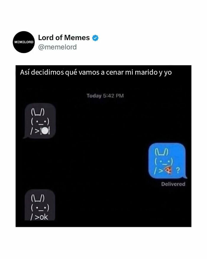 Memes divertidos con mensajes de texto y emojis que muestran decisiones graciosas sobre qué cenar en pareja.