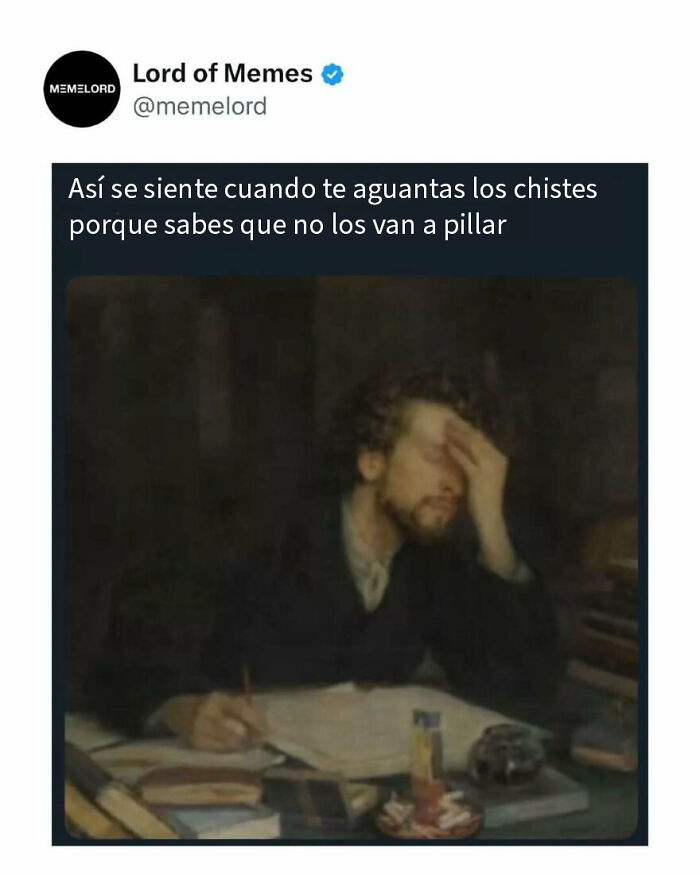 Hombre con gesto de frustración al aguantar chistes en un meme divertido sobre todo y nada para hacerte reír.