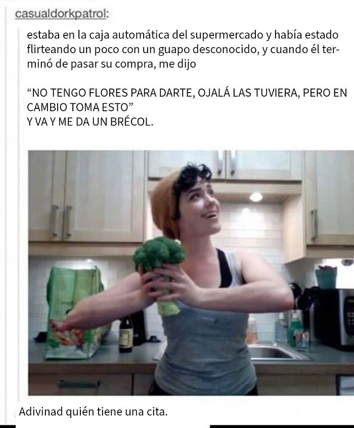 Persona en cocina con gorro naranja sosteniendo brócoli sonriendo, ejemplo de personas que presumen en internet.