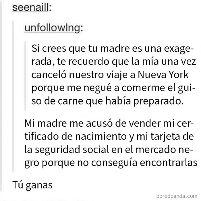 Texto de una conversación en redes sociales sobre una madre exagerada, relacionado con personas que presumen en internet y son avergonzadas.