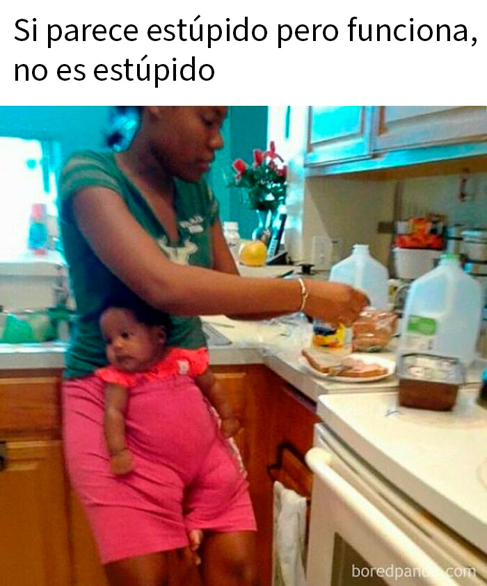 Mujer usando shorts para cargar bebé mientras prepara comida, ejemplo divertido sobre memes madres y crianza absurda.