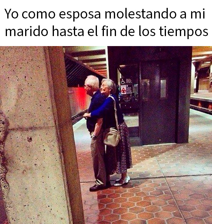 Pareja mayor abrazándose en estación con texto humorístico sobre crianza de los hijos y memes divertidos de madres.