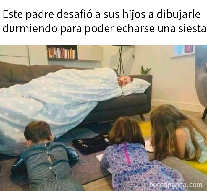 Padre durmiendo en el sofá mientras sus hijos dibujan, mostrando lo absurdo de la crianza y memes sobre madres divertidos.