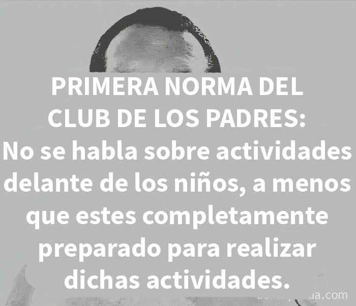Frase divertida sobre la crianza de los hijos y las reglas en el club de los padres en memes sobre madres.