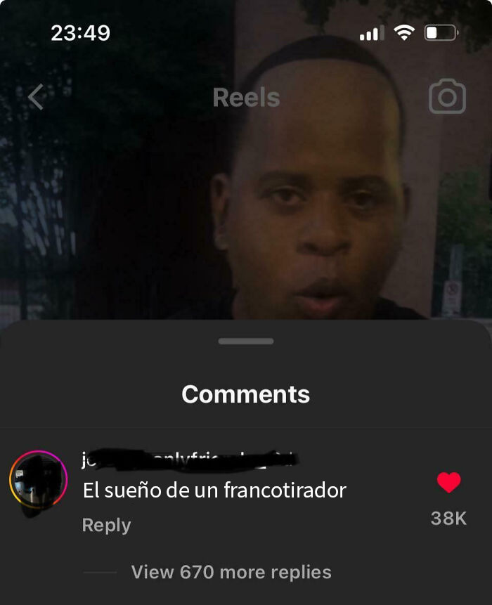 Hombre sorprendido leyendo comentario brutal en video de redes sociales con miles de reacciones y respuestas visibles.