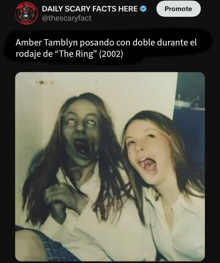 Foto en blanco y negro de Amber Tamblyn con doble en escena de película, mostrando datos terroríficos para leer a oscuras.