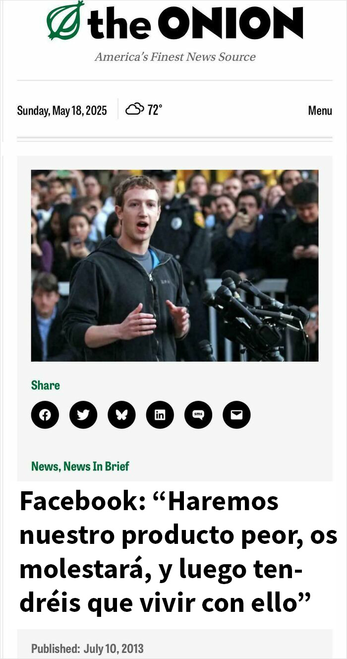 Hombre hablando en público sobre producto de Facebook con audiencia y micrófonos, tema envejecimiento y sabiduría.