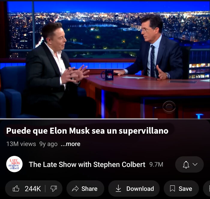 Entrevista en programa nocturno mostrando envejecimiento como el vino con conversación sobre Elon Musk y supervillanos.
