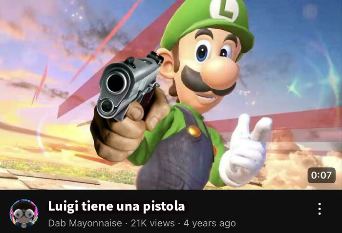 Luigi de videojuego con pistola en mano, representando envejecer como el vino con confianza y actitud.
