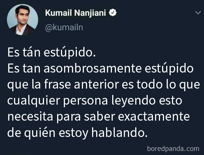 Tuit de Kumail Nanjiani con mensaje sobre estupidez, ilustrando envejecimiento como el vino y razones acertadas.