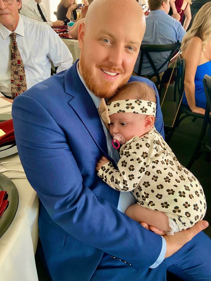 Nota humorística sobre incidente en educación física con niño, reflejando momentos divertidos y conmovedores de padres en fotos preciosas.