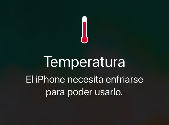 Advertencia de temperatura en iPhone mostrando que necesita enfriarse, relacionado con personas que fueron rechazadas brutalmente.