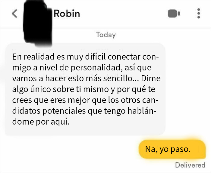 Captura de chat inusual en app de citas donde persona difícil pide rasgo único y recibe negativa inmediata.