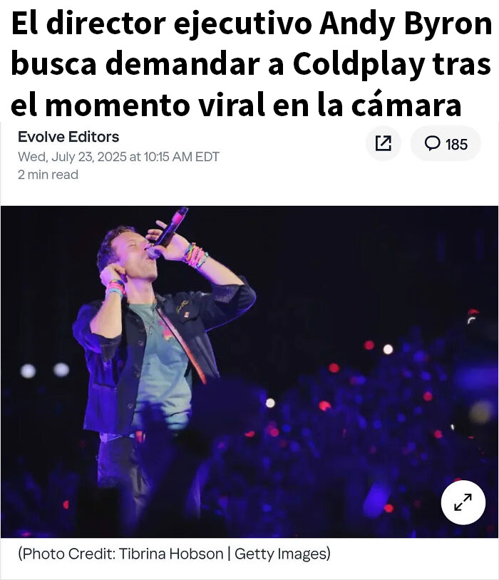 Cantante en concierto usando micrófono y pulseras de colores durante un intento fallido capturado por el universo.