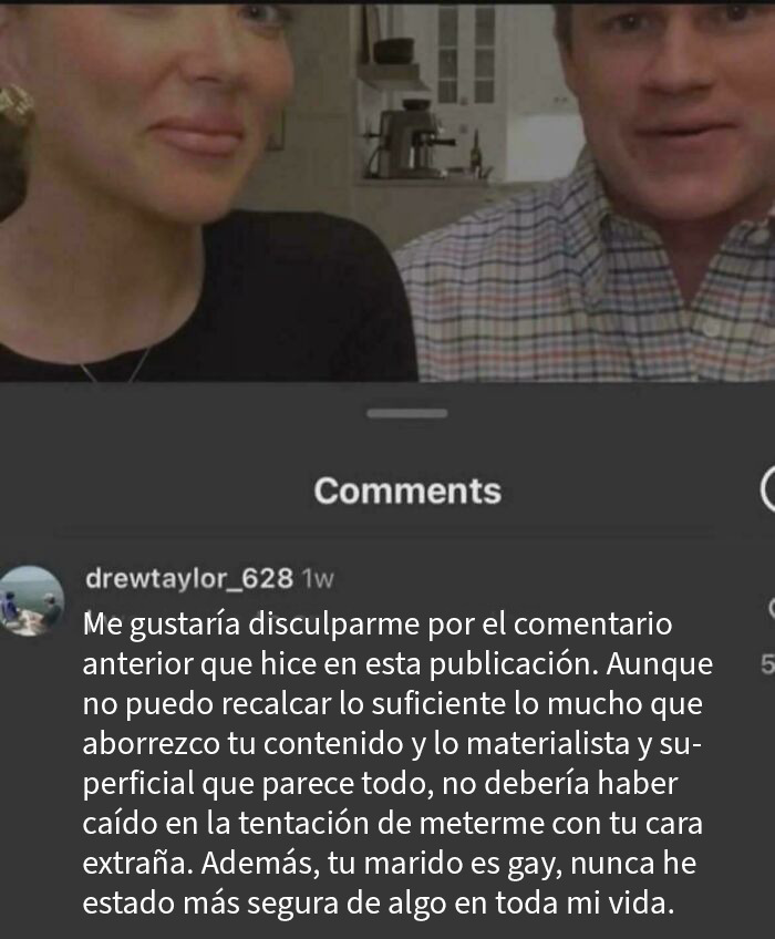 Mujer con tatuaje Free Palestine en la espalda, imagen que representa intentos y planes del universo fallidos.