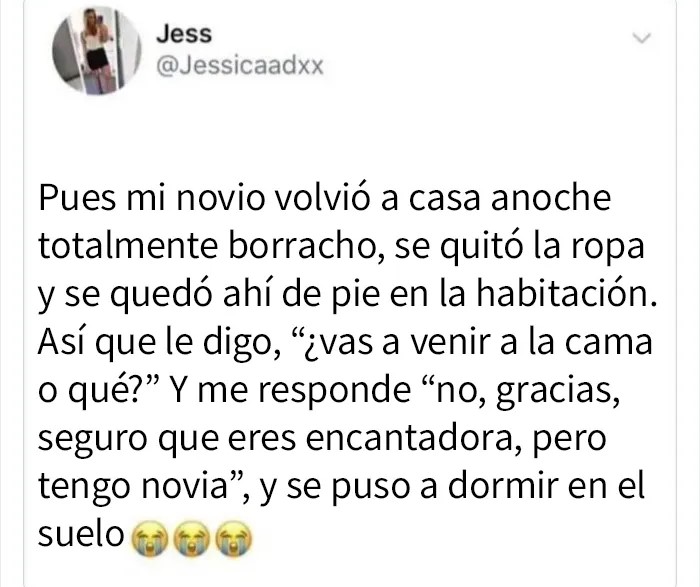 Meme gracioso que muestra el sentido del humor británico único con novio borracho y situación cómica en casa.