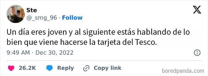 Hombre mayor británico muestra tarjeta y billete de 20 libras en ejemplo de humor británico único y divertido.