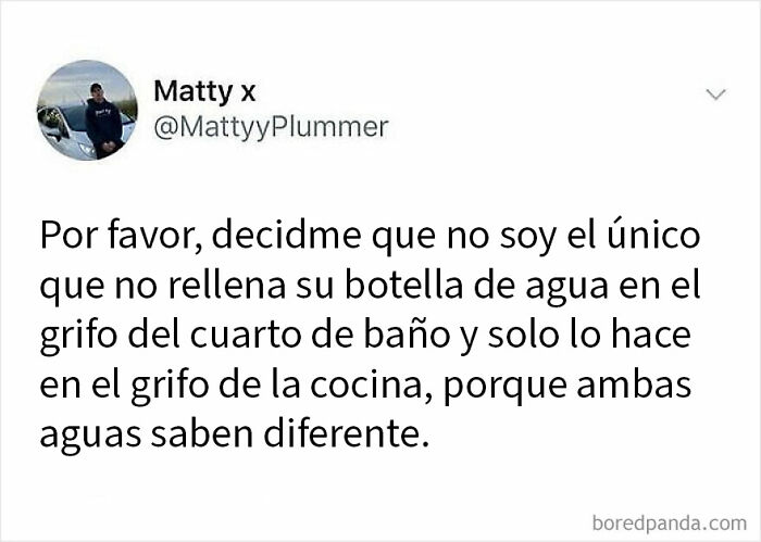 Conversación divertida sobre sentido del humor británico con memes y situaciones cómicas únicas.