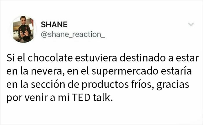 Conversación de mensajes de texto con humor británico único demostrando un meme gracioso sobre actuar como adulto.