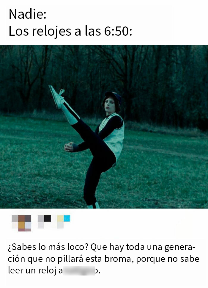 Persona imitando la posición de las manecillas de un reloj a las 6:50 en meme divertido para enviar a amigos.