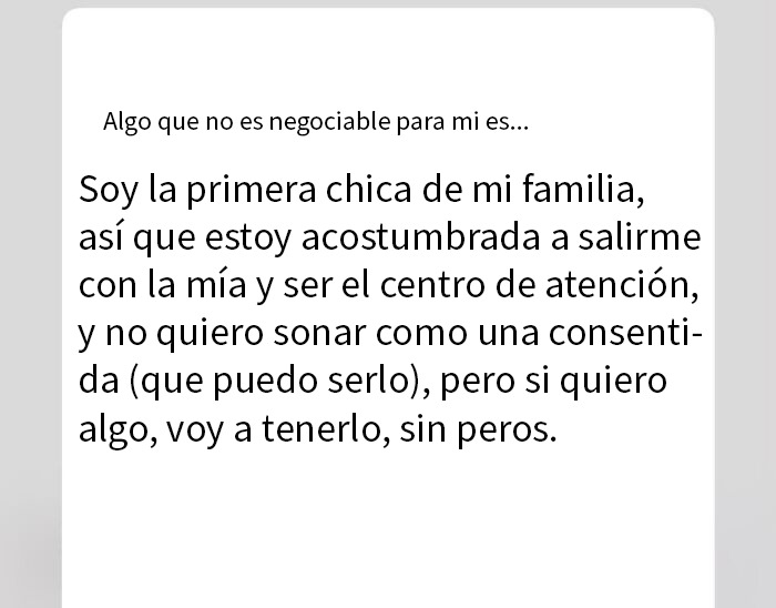 Texto con frase sobre ser la primera chica en familia y actitud de mujer tóxica que se cree princesa y quiere todo sin límites.