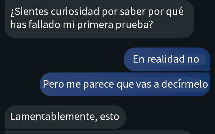 Chat en móvil con mensajes sobre curiosidad y fallo en una prueba, ilustrando mujeres tóxicas y comportamientos negativos.
