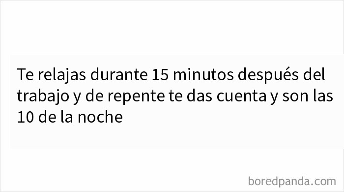 Memes graciosos en inglés sobre relajarse después del trabajo y perder la noción del tiempo hasta las 10 pm.