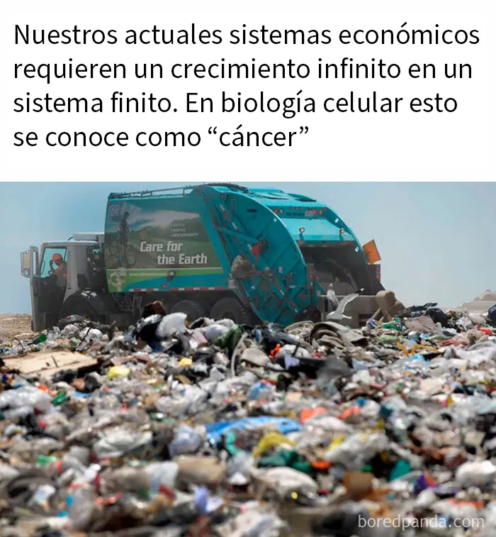 Camión de basura en un vertedero lleno de desechos, mostrando cómo el consumismo ha empeorado la contaminación ambiental.
