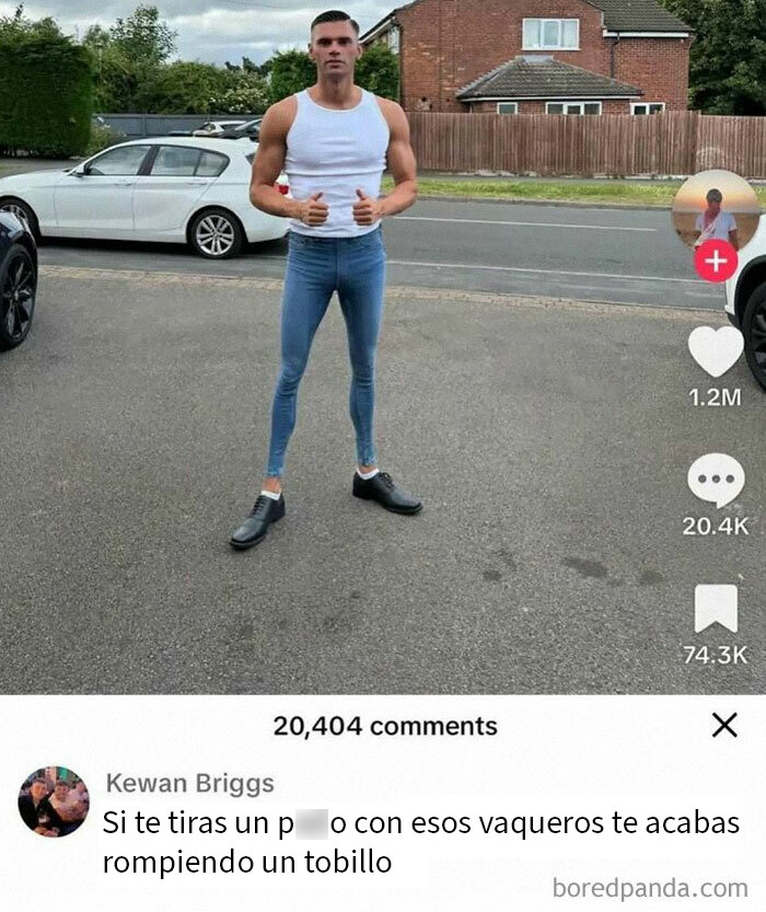 Hombre con jeans ajustados y camiseta blanca de pie en la calle como parte de memes divertidos para alegrar el día.