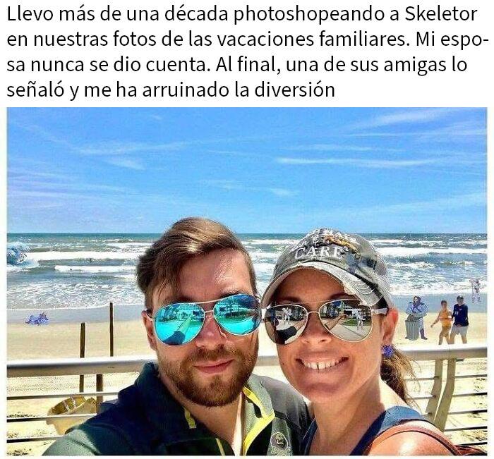 Pareja en selfie en la playa con meme divertido y personaje de dibujos animados editado, ideales para memes graciosos para mejorar el día.