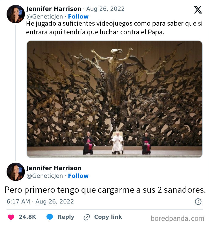 Escena con figura papal y dos asistentes frente a escultura artística que simboliza memes divertidos para mejorar tu día.